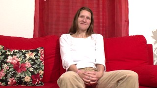 Mature Woman With A Shaved Cunt Wants To Play With A Dildo