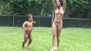 EL ENANITO SE LA FOLLA Y SE CORRE