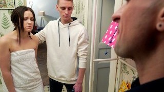 DEBT4k. La Ragazza Dai Capelli Lunghi Fa Tutto Ciò Che L'agente Di Prestito Vuole Da Qui