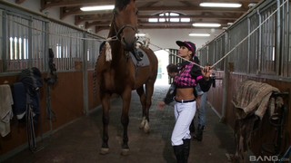 Brunette Stunner Rides A Schlong Cowgirl Pose On The Couch