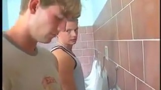 Follando En Un Sanitario