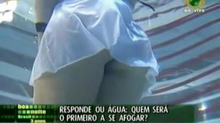 Her Super Sexy Bums Look Better Underwater On Cam