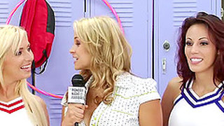 Jaelyn Fox Has A Bunch Of Cheerleading Girlfriends