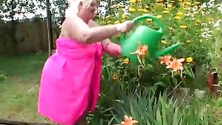 FAT LESBIANS FUCK OUTDOORS