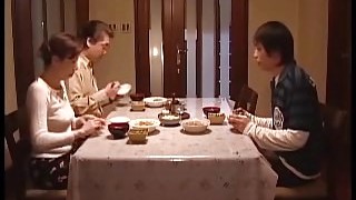 Negona gostosa de quatro dando a pepeca preta e quentinha para um cara branco bem dotado - A Japanese Mothers Sexual Passion !