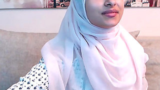 Amateur Beautiful Big Ass Arab Teen Camgirl Posing In Front Of The Webcam